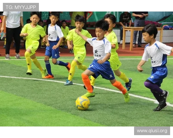 斗球小子：在绿茵场上挥洒汗水的少年们展现青春活力与拼搏精神的动人瞬间